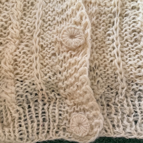 Lovely, Loose Hand-Knit Cardigan with yearn covered buttons. Size M. 100% wool - Picture 3 of 5